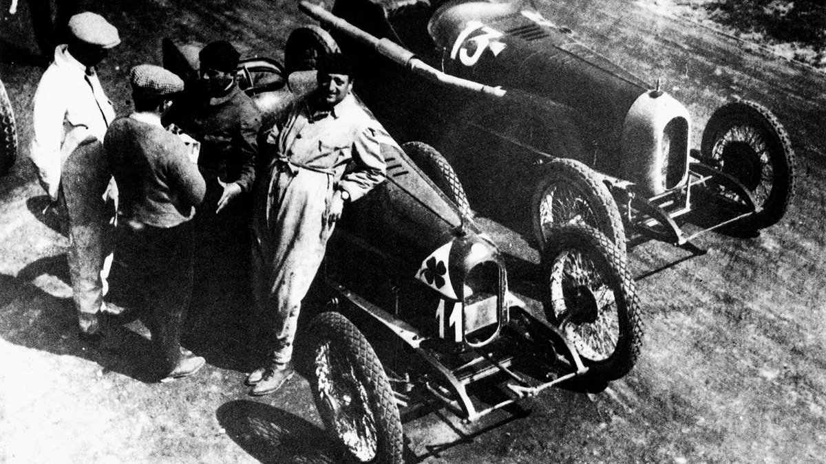 Stile_AlfaRomeo's tweet photo. 1923. Enzo Ferrari leaning on the #AlfaRomeo #RLTF with the symbol of excellency, the #Quadrifoglio, painted on its side #FCAHeritage https://t.co/J5JrPVxz9S