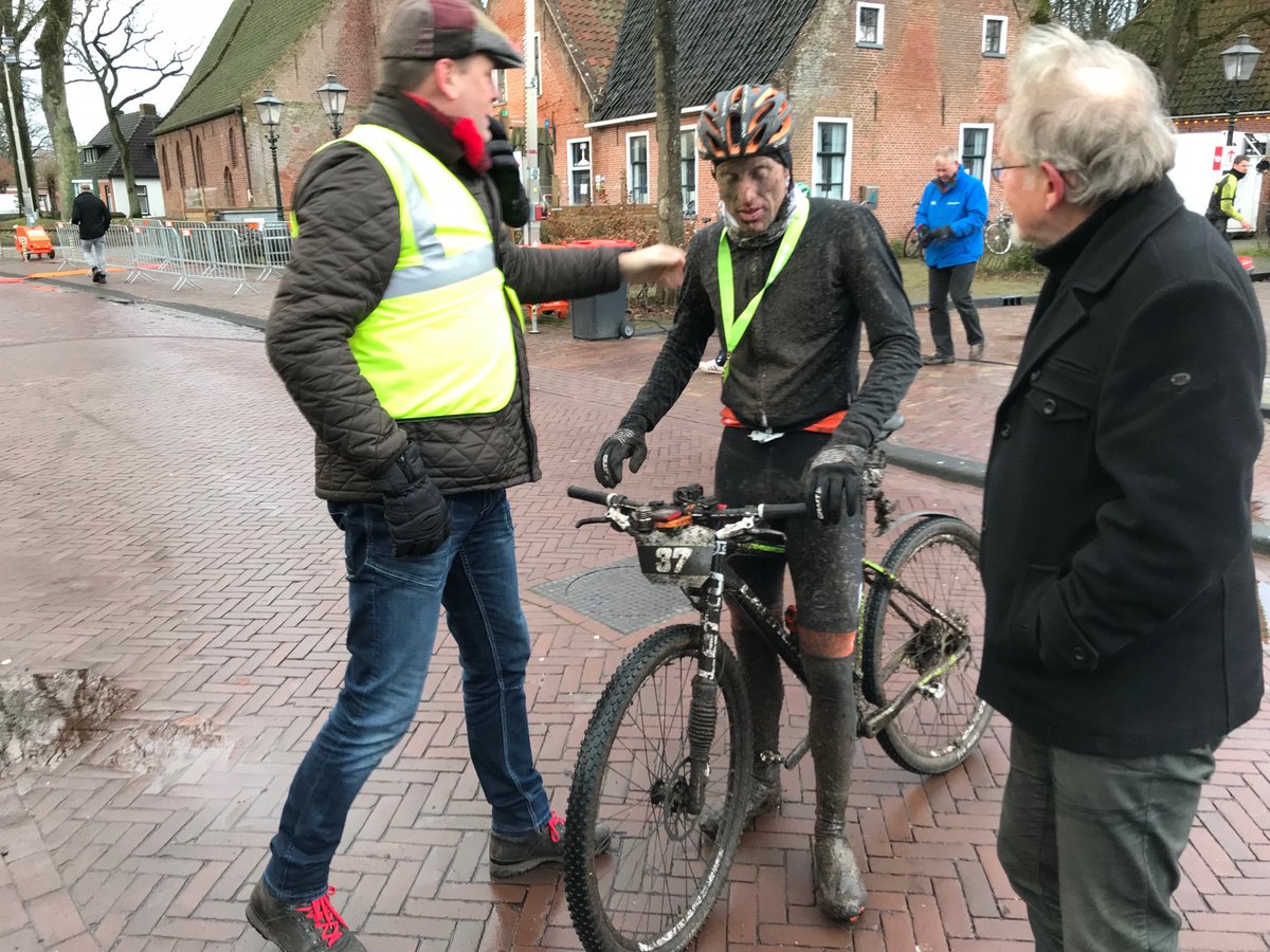 Een medaille ook voor <a href="/BerdendeVries/">Berden de Vries</a> van @TeamRoompot hij werd 12e in de @drenthe200