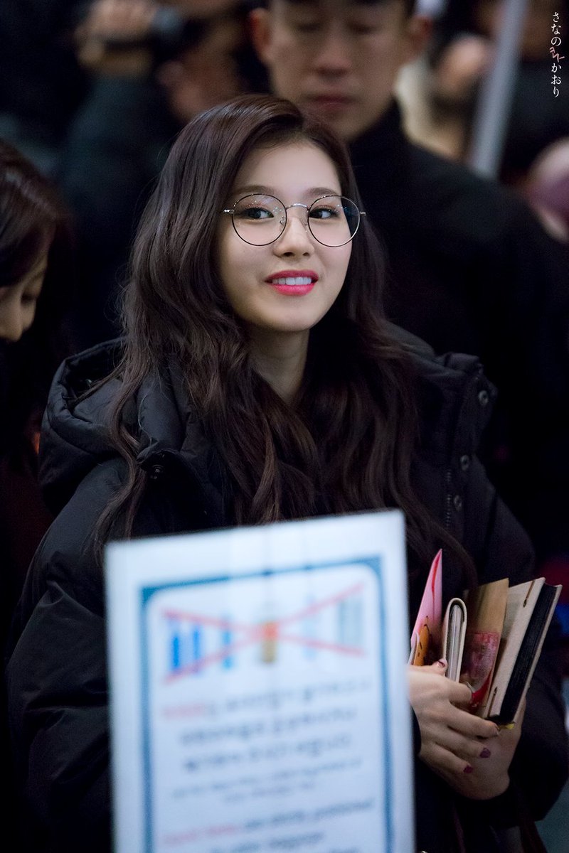 scent_sana's tweet photo. 171228 GMP출국 사나(4pic)

"볼 수 있어서 행복합니다."

#TWICE #SANA #트와이스 #사나 #トゥワイス #サナ #HeartShaker... https://t.co/Ra5hEFenDt