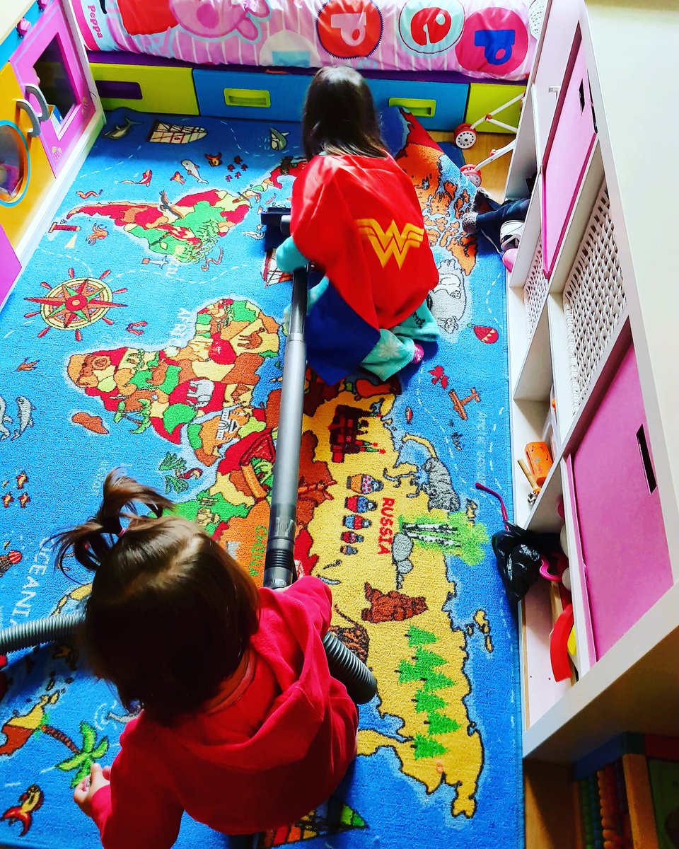 kanguradas's tweet photo. Wonder Woman y little Batgirl ayudando en las tareas del hogar

#perfectroom #cleantheworld #luchandocontralaspelusas #tareasdomesticas #colaborando #sindejardejugar #entretodossehacemejor #WonderWoman #Batgirl #supermum #spiderdad #Kids #dcsuperherogirls https://t.co/yEIZgyePA6