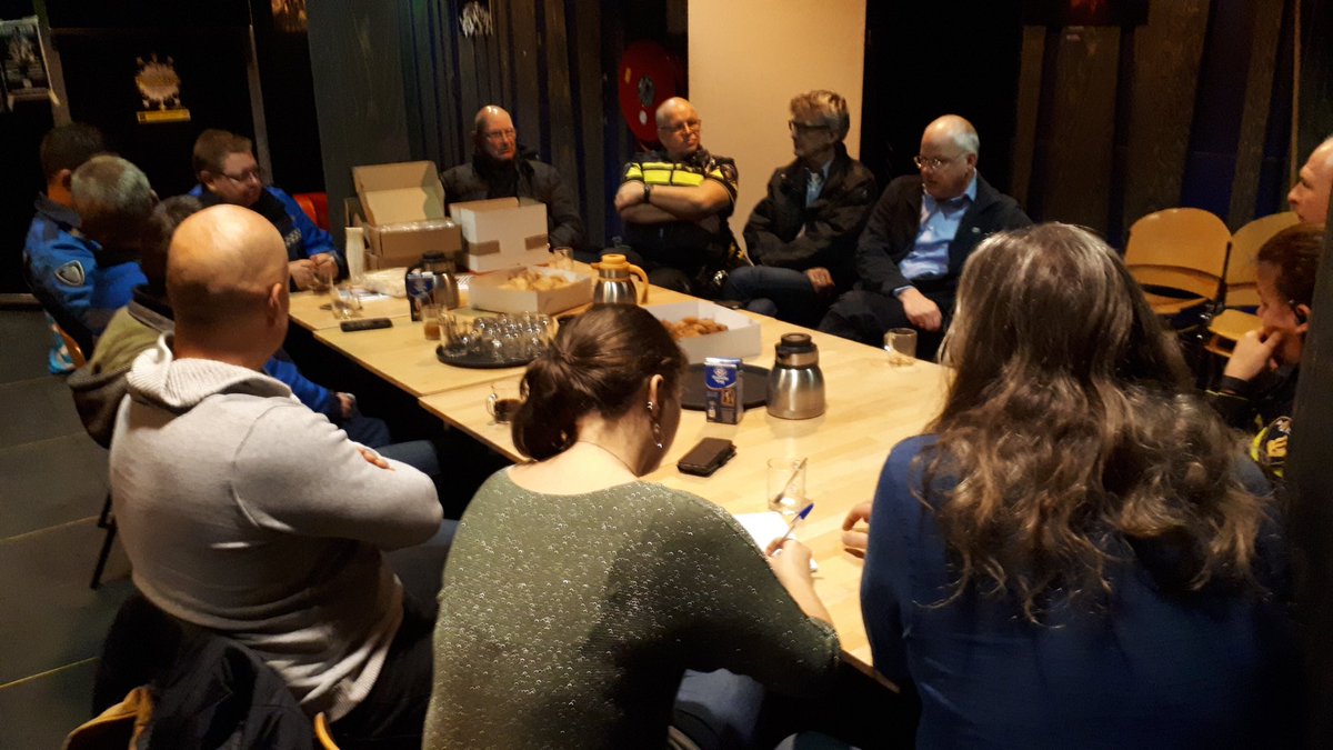 Net terug van startmoment jaarwisseling Zeist. Bemoedigende woorden van <a href="/MarcelFluitman/">Marcel Fluitman</a> voor mensen van politie, @politiezeistwst, Buurtpreventie Centrum, <a href="/BOAGemZeist/">BOA Gemeente Zeist</a>, <a href="/MeanderOmnium/">MeanderOmnium: Welzijn in Zeist</a> met ook hun buurtnetwerkers en <a href="/WM_ZeistCentrum/">Wijkmanager Zeist Centrum en Zeist Oost</a>
+ koffie/oliebollen/vuurwerkbrillen/flyers