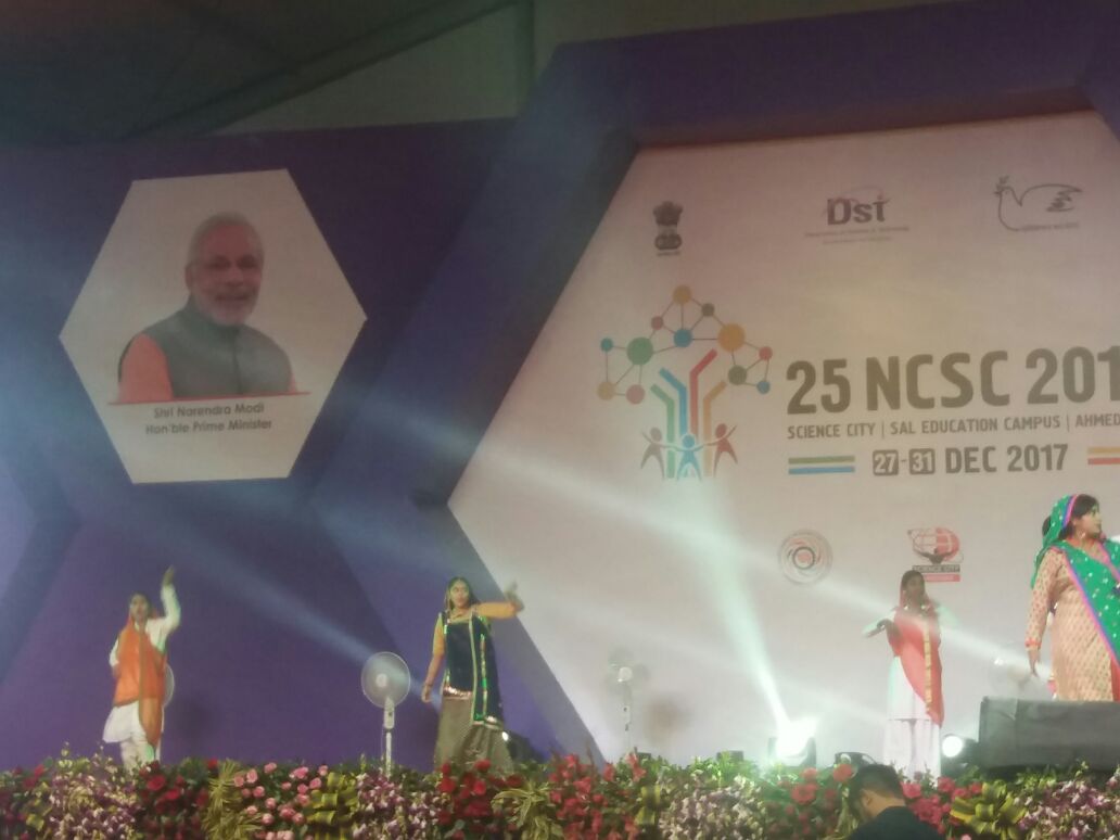 YagnangP's tweet photo. @25NCSC2017 #25NCSC2017 ના ભાગરૂપે સાયન્સસિટી ખાતે ઉત્તર પ્રદેશ અને પંજાબ થી આવેલા  બાળ  વૈજ્ઞાનિકો એ સુંદર રીતે પોતાનું પારંપરિક સાંસ્કૃતિક નૃત્ય રજૂ કરી ને સૌ શ્રોતાઓ ને  મંત્રમુગ્ધ કર્યા
@Dwivedi_D 
@narottamsahoo 
@AdhvaryuKinjal 
@vasanirp7 
@Shraddhasneha https://t.co/ezN2cSPktm