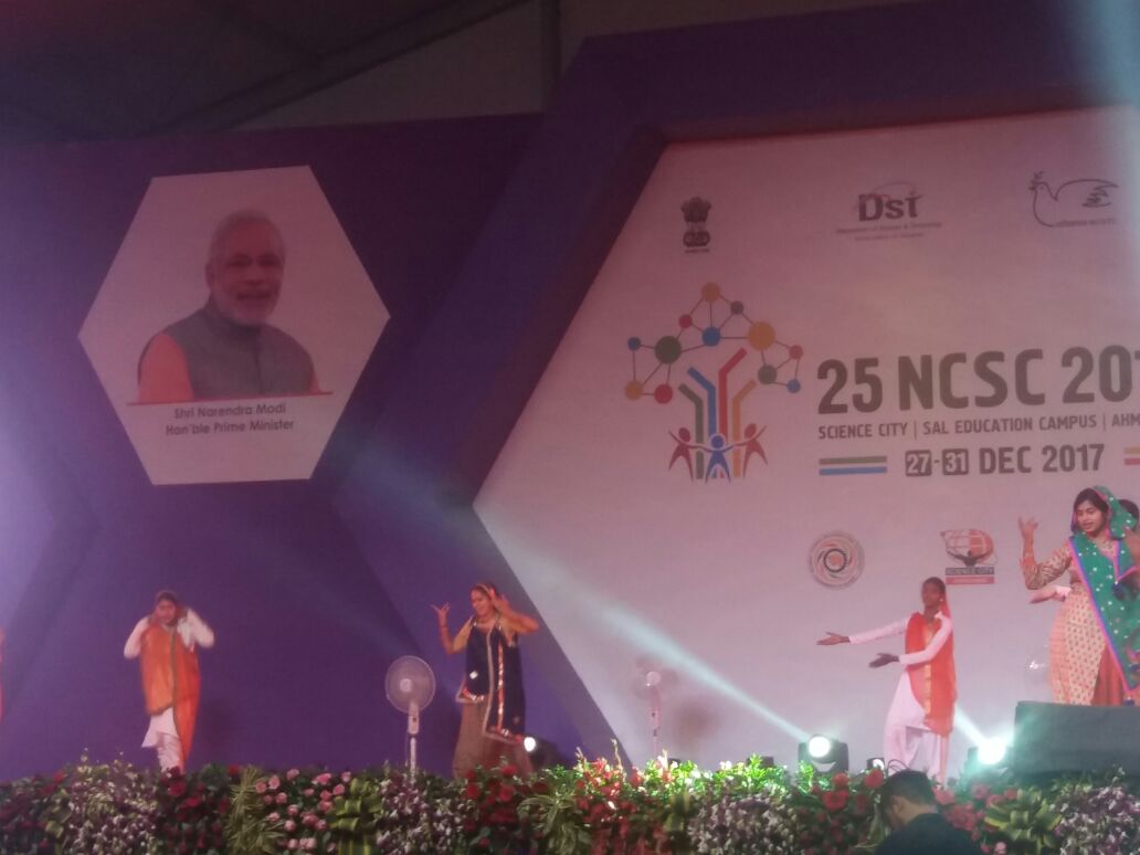 YagnangP's tweet photo. @25NCSC2017 #25NCSC2017 ના ભાગરૂપે સાયન્સસિટી ખાતે ઉત્તર પ્રદેશ અને પંજાબ થી આવેલા  બાળ  વૈજ્ઞાનિકો એ સુંદર રીતે પોતાનું પારંપરિક સાંસ્કૃતિક નૃત્ય રજૂ કરી ને સૌ શ્રોતાઓ ને  મંત્રમુગ્ધ કર્યા
@Dwivedi_D 
@narottamsahoo 
@AdhvaryuKinjal 
@vasanirp7 
@Shraddhasneha https://t.co/ezN2cSPktm