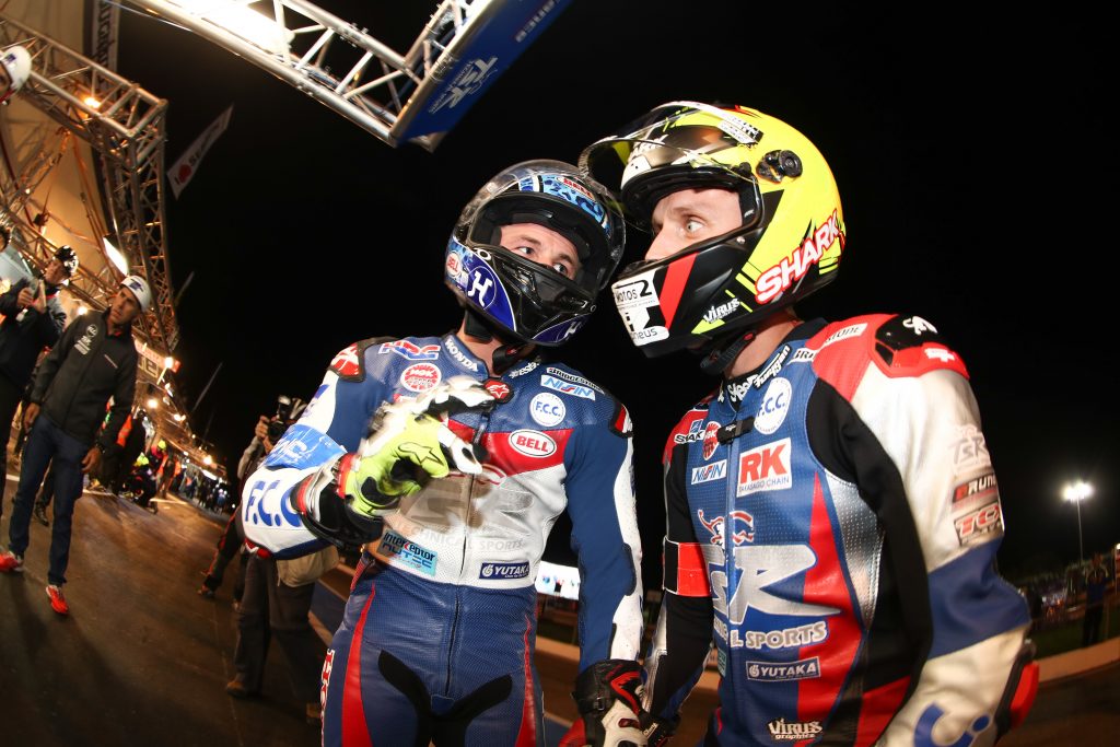 HondaMotoFr's tweet photo. #TBT 🇫🇷  Travail d'équipe  @TSRHondaFrance  🇦🇺 @joshhookdotnet and 🇫🇷 @freddyforay #Bol2017 #throwbackthursday https://t.co/EgzoOIOoC4