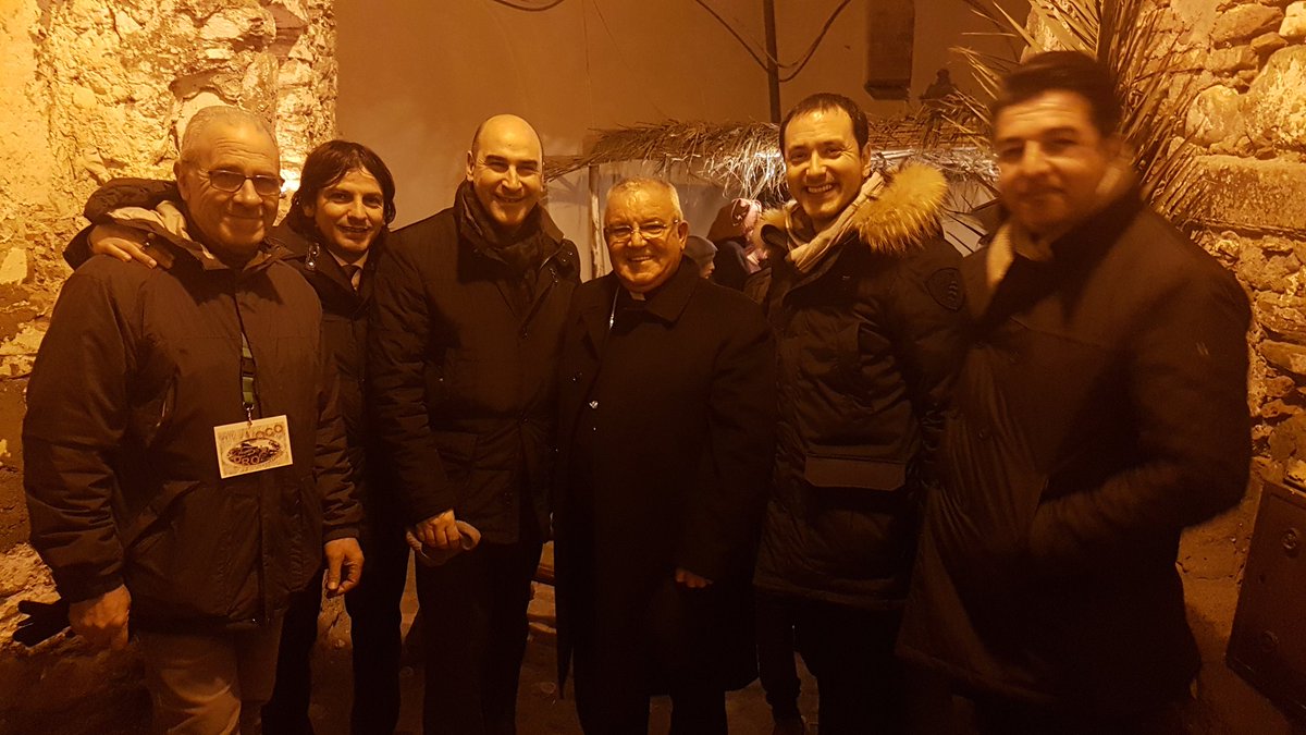 unplibasilicata's tweet photo. Spettacolare #presepevivente nella #Rabatana di #Tursi città natale di Albino Pierro.
Complimenti alla #ProLoco ai #volontari e al loro instancabile Presidente Francesco Ottomano che da diciassette anni con passione, cura, dedizione e amore organizzano un bell'evento #natale2017 https://t.co/qHeC9Vzj3A