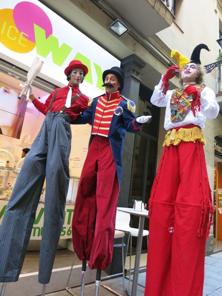PremisZirkolika's tweet photo. 2n dia d'#EnCircantelbarri per #Nadal centrat en les #xanques: el 10è aniversari de @TodoZancos es mereix una festa d'alçada! 🎉🔝 #Avui: 1a Trobada Internacional de Xanquers (inèdita a #Barcelona☝️), cercavila, futbol, olimpíades, espectacles... Veniu! https://t.co/U1yOO07rsh https://t.co/gnGh7NOC4r