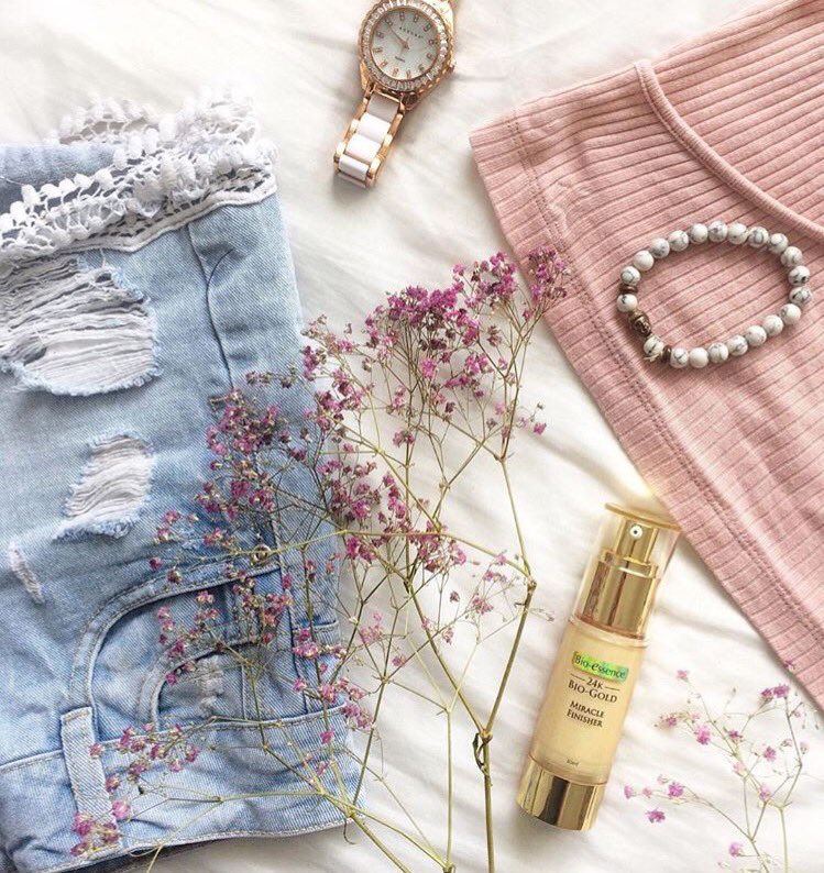 bioessenceuk's tweet photo. Don't forget there's a 1/3 off our entire collection, which is sold exclusively online with @superdrug 🙌🏼 Our Miracle Finisher is now only £19.95, usually £29.99!! ✨ https://t.co/ztfcaV7c1o