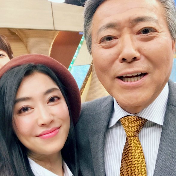 Twitter 上的 橋口いくよ 大アップ 17年の締めくくり 小倉さんと念願の自撮りして頂けた 後ろに海老アナさんぴょこっ 本当に男らしくて 素敵で素敵で素敵な方 まわりのすべてを 人生を最高に大切されていらっしゃる そんな小倉さんが日本の朝を照らし Twitter 上的 橋口いくよ 大アップ 17年の締めくくり 小倉さんと念願の自撮りして頂けた 後ろに海老アナさんぴょこっ 本当に男らしくて 素敵で素敵で素敵な方 まわりのすべてを 人生を最高に大切されていらっしゃる そんな小倉さんが日本の朝を照らし
