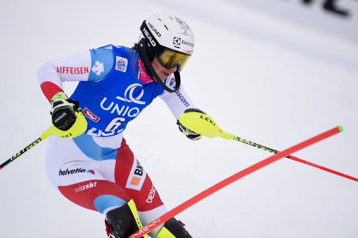 sportch's tweet photo. Slalom in Lienz: @MikaelaShiffrin  führt, Frida #Hansdotter (2.) verliert bereits 1.14 Sek. @WendyHoldener (3.) hat 1.28 Sek. Rückstand. Melanie #Meillard​ fährt in die Top 6. @michellegisin und Denise #Feierabend​ ebenfalls im 2. Durchgang sehen: https://t.co/LWmHrZAJsy https://t.co/GcZPbuMsBE