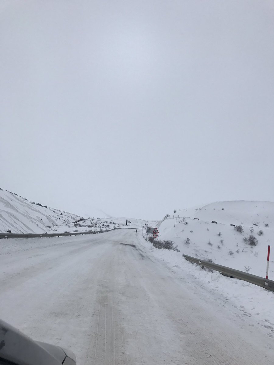 irandg2's tweet photo. @AramonFormigal asi de bien cuidan las carreteras, de verdad no se pueden mejorar los accesos? Mejor tener 3 horas de cola para subir..... #alclienteseledebecuidar #increible #nomelocreo https://t.co/Pv7q0dCs8t