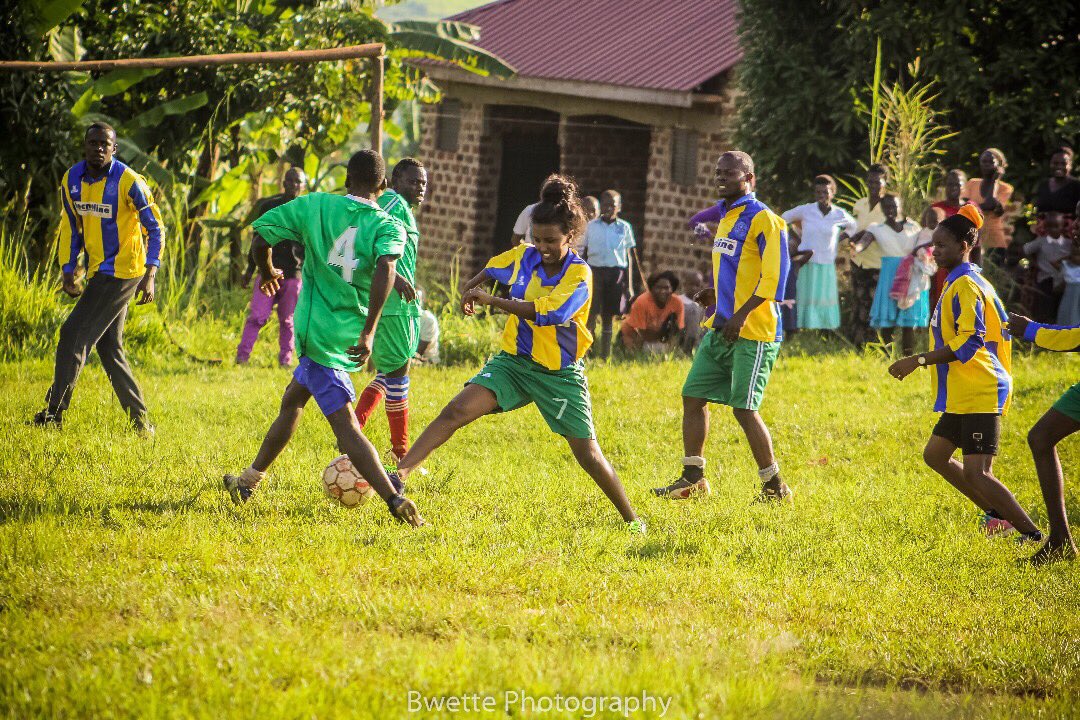 KareraNewton's tweet photo. In football we speak the same language.connecting with the local communities in 2017.
#KF17
@Kafeerofdn @RonaldAngiro https://t.co/JYIQGfSyCM