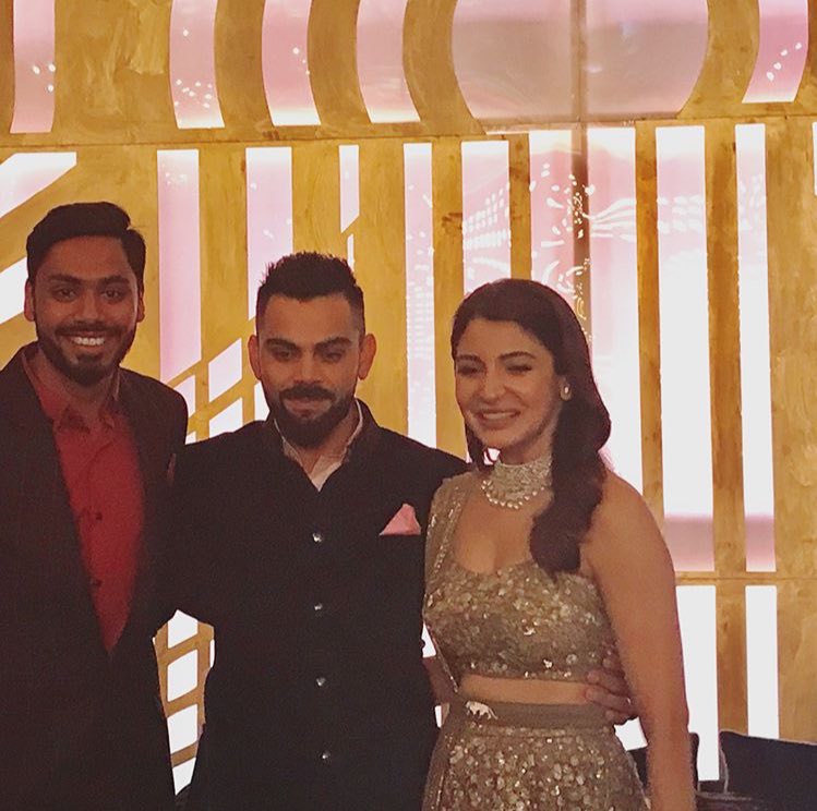  @AnushkaSharma &  @imVkohli with friends at their reception   #Virushka  #VirushkaReception