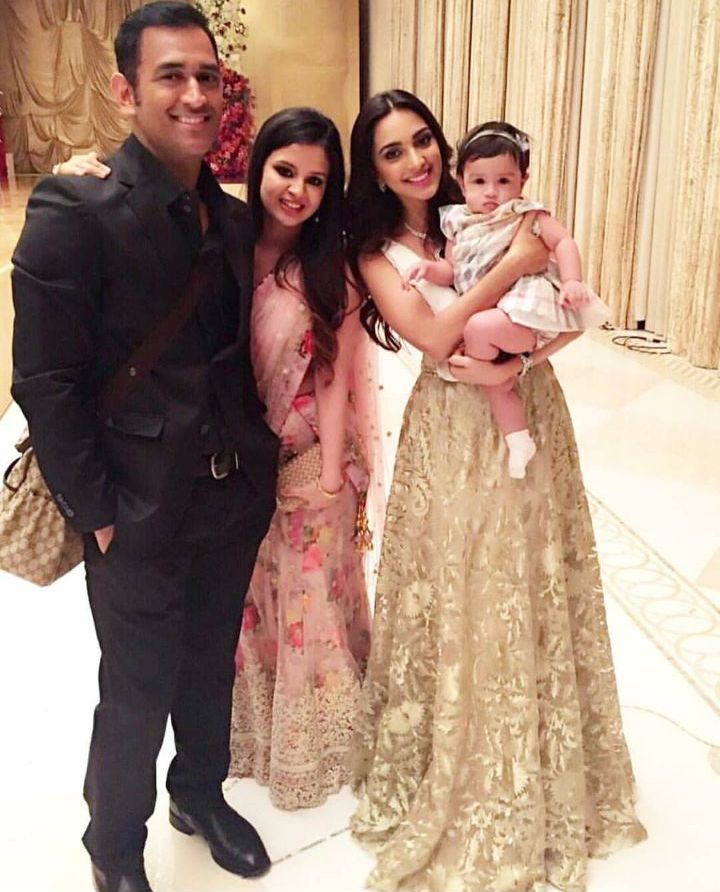 Fullonfilmy_'s tweet photo. So cute.. Kiara Advani clicked with Ziva Dhoni and Family ππ
#FullonFilmy
@Advani_Kiara
@msdhoni https://t.co/I84gjUTEeU