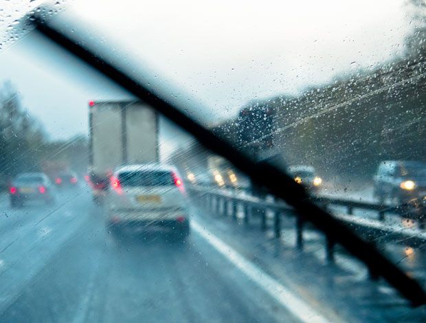 CotswoldDC's tweet photo. Waste collections following snow and ice in Cotswolds - advice remains the same.  Leave your waste/recycling  at the kerbside in line with revised schedules for Xmas/New Year until it is picked up.   You can leave extra waste by side of refuse bin provided it is bagged up. https://t.co/YNdGkb8ztS