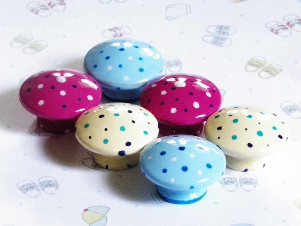 sarahwest625's tweet image. RT  Polka Dots Galore Knob Set for Kids Bedroom in Ivory, Blue, White or… etsy.me/2rh19cX #shabbychic #KidsKnobs