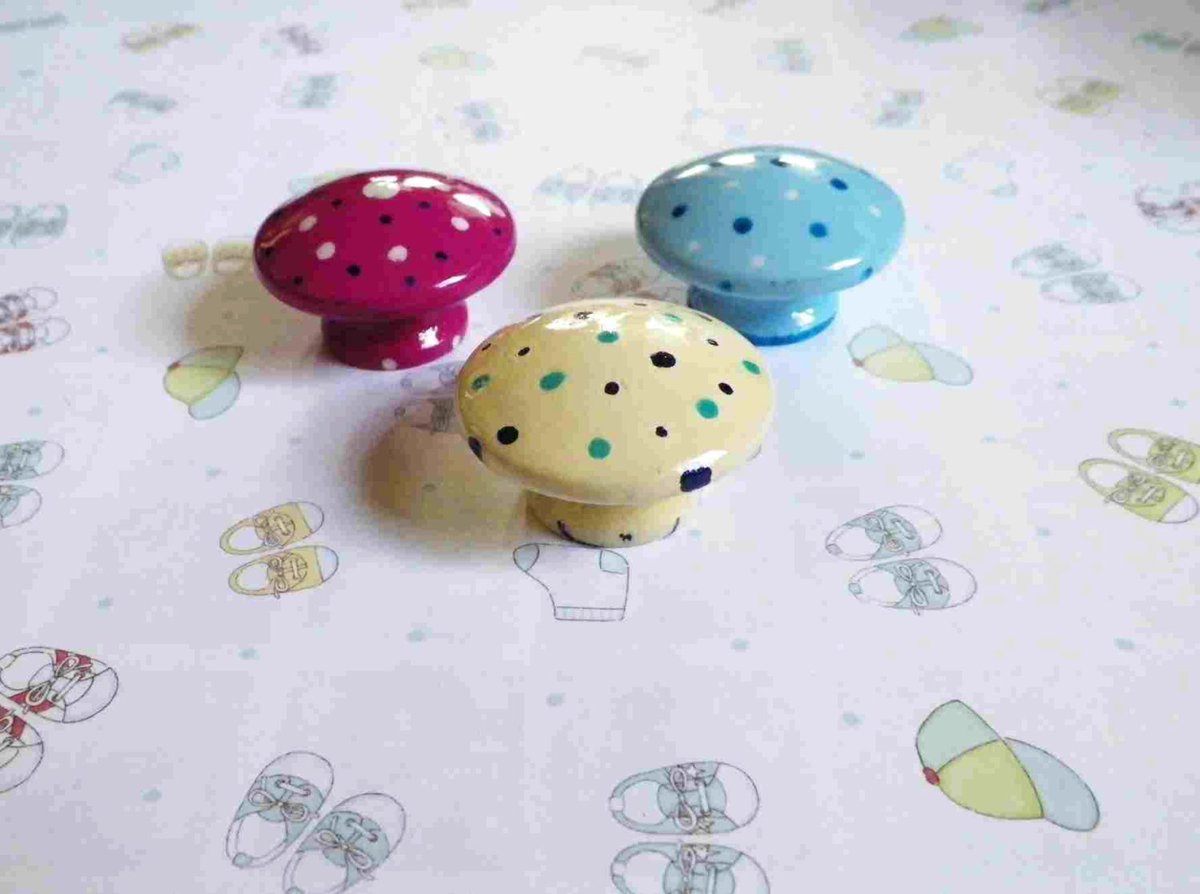 sarahwest625's tweet image. RT  Polka Dots Galore Knob Set for Kids Bedroom in Ivory, Blue, White or… etsy.me/2rh19cX #shabbychic #KidsKnobs