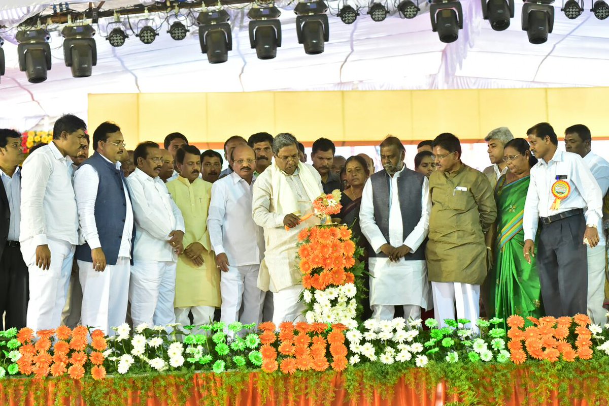 CMofKarnataka's tweet photo. ಮಾನ್ಯ ಮುಖ್ಯಮಂತ್ರಿ @siddaramaiah ಅವರು ತುಮಕೂರು ಜಿಲ್ಲೆಯ ಶಿರಾ ವಿಧಾನಸಭೆ ಕ್ಷೇತ್ರದಲ್ಲಿ ವಿವಿಧ ಅಭಿವೃದ್ಧಿ ಕಾಮಗಾರಿಗಳ ಉದ್ಘಾಟನೆ, ಶಿಲಾನ್ಯಾಸ ನೆರವೇರಿಸಿ, ��ಲಾನುಭವಿಗಳಿಗೆ ಸವಲತ್ತು ವಿತರಿಸಿದರು. https://t.co/oNXFlHtYWp