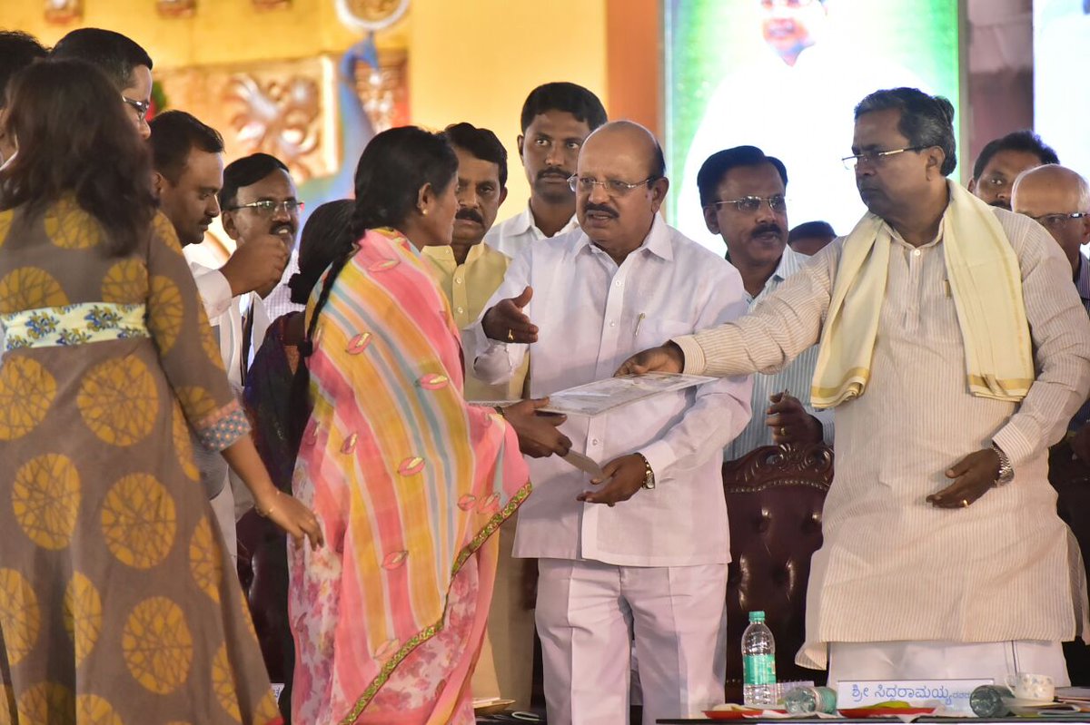 CMofKarnataka's tweet photo. ಮಾನ್ಯ ಮುಖ್ಯಮಂತ್ರಿ @siddaramaiah ಅವರು ತುಮಕೂರು ಜಿಲ್ಲೆಯ ಶಿರಾ ವಿಧಾನಸಭೆ ಕ್ಷೇತ್ರದಲ್ಲಿ ವಿವಿಧ ಅಭಿವೃದ್ಧಿ ಕಾಮಗಾರಿಗಳ ಉದ್ಘಾಟನೆ, ಶಿಲಾನ್ಯಾಸ ನೆರವೇರಿಸಿ, ��ಲಾನುಭವಿಗಳಿಗೆ ಸವಲತ್ತು ವಿತರಿಸಿದರು. https://t.co/oNXFlHtYWp