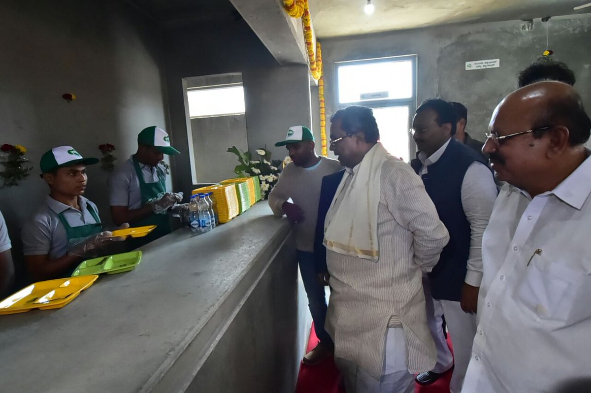 CMofKarnataka's tweet photo. ತುಮಕೂರು ಜಿಲ್ಲಾ ಪ್ರವಾಸ ಕೈಗೊಂಡಿರುವ ಮುಖ್ಯಮಂತ್ರಿ @siddaramaiah ಅವರು ಶಿರಾದಲ್ಲಿ ಇಂದಿರಾ ಕ್ಯಾಂಟೀನ್ ಲೋಕಾರ್ಪಣೆ ಮಾಡಿ, ಉಪಾಹಾರ ಸೇವಿಸಿದರು. https://t.co/xlDsi7ealR