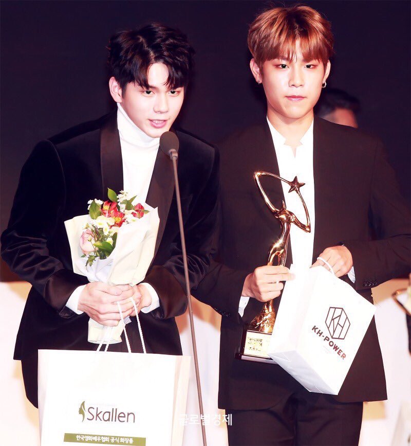 ONGSEONGWU_TH's tweet photo. [📌]☁️🎪 องซองอูและพัคอูจินในงานประกาศรางวัล Top Star Awards
“ขอบคุณ Wannable ทุกคนมากนะครับ”
🔗 https://t.co/dmEjIMiV28
©0u0dd
#WANNAONE
#옹성우
#워너원 https://t.co/tULh8qulMi