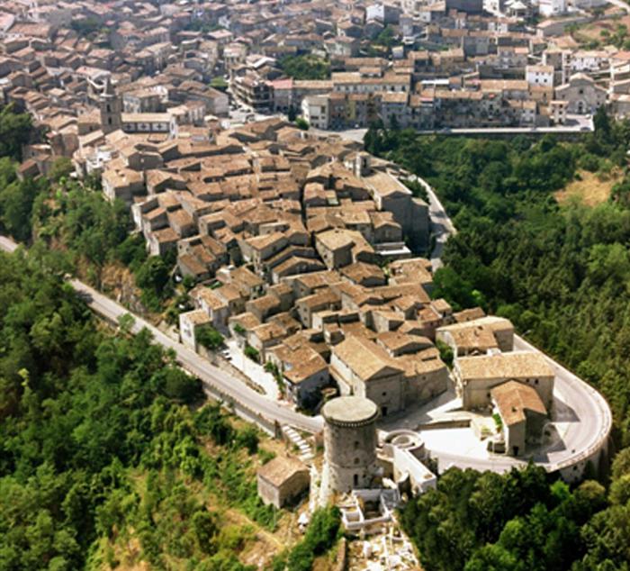 AgenziaCoesione's tweet photo. L'Europa delle cose concrete: il comune di #Riccia in #molise come caso di rigenerazione urbana e sociale (social housing) tra i 60 progetti selezionati per #EU60. Le politiche di #coesione per lo sviluppo dei territori ➡️https://t.co/nN8sgFRdst  @europainitalia https://t.co/ex9xD71ihs