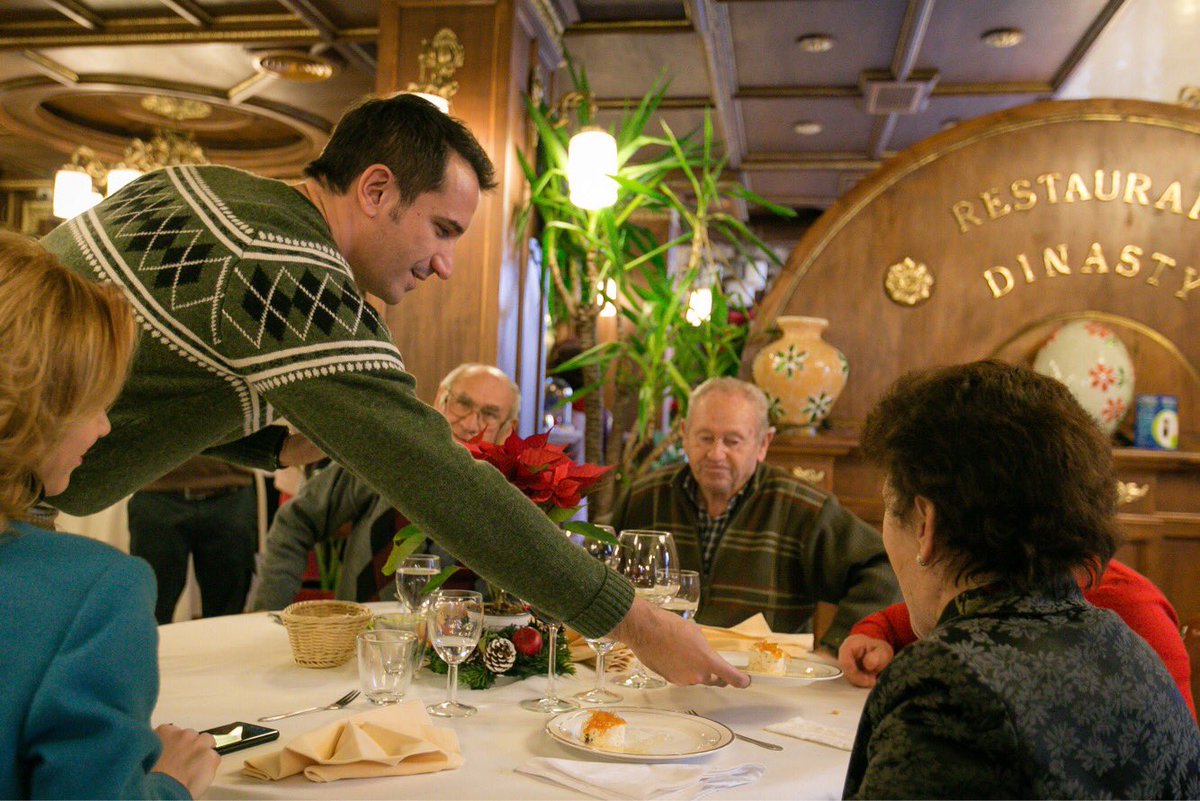 AurelBoriciBT's tweet photo. #dikush me femijet ne emigracion
#dikush qe jeta e ka privuar nga kenaqesite e familjes
#bt#amf#nje trokitje gotash me moshuarit e qendrave sociale 🥂 🍷 https://t.co/hTu6LFRraZ