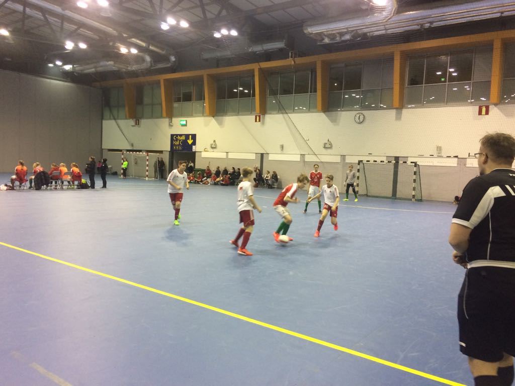 TaPa03Futsal's tweet photo. Pirkkahallilla välipäiväturnaus. Aamun pelit TaPa - TPV B tytöt 2 - 0 ja TaPa - TPV valkoinen 4 - 1. #TaPa #välipäiväturnaus https://t.co/z7VMGRWpM2