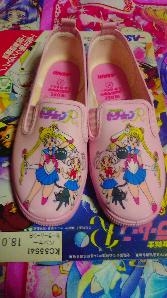 みさき ケースから出しました こちらは保存用ですのであまり出してないので 綺麗です 匂いを嗅ぐとビニール靴特有のビニール 臭が残ってました 製造後25年経っても大事にとっていたお蔭ですかね この靴はちびうさ初登場ということもありよく売れてました