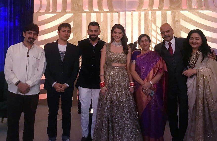  @AnushkaSharma &  @imVkohli with friends & family at their reception   #Virushka  #VirushkaReception