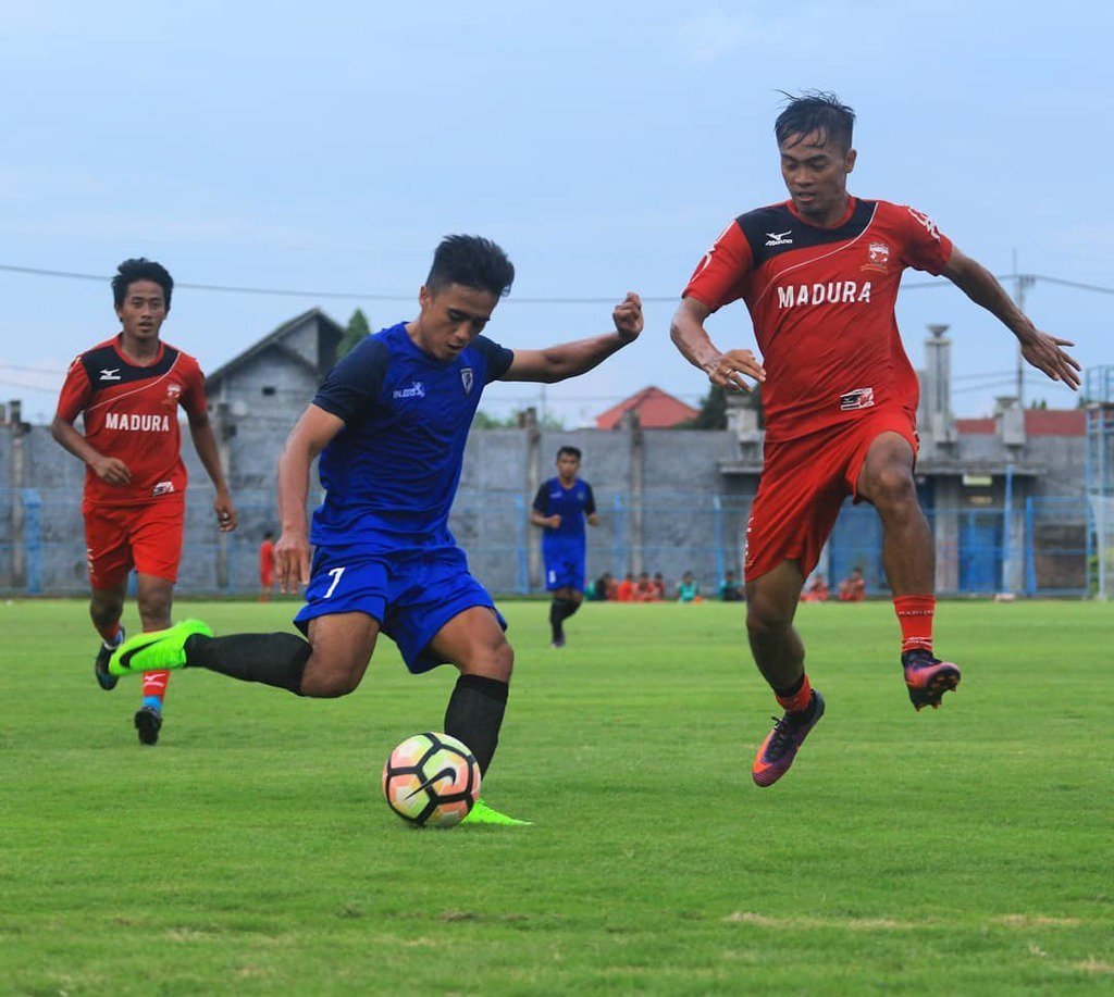 malangunitedfc's tweet photo. Gufroni mencoba melepaskan tendangan. #malang #malangunited https://t.co/IyWr23S05b
