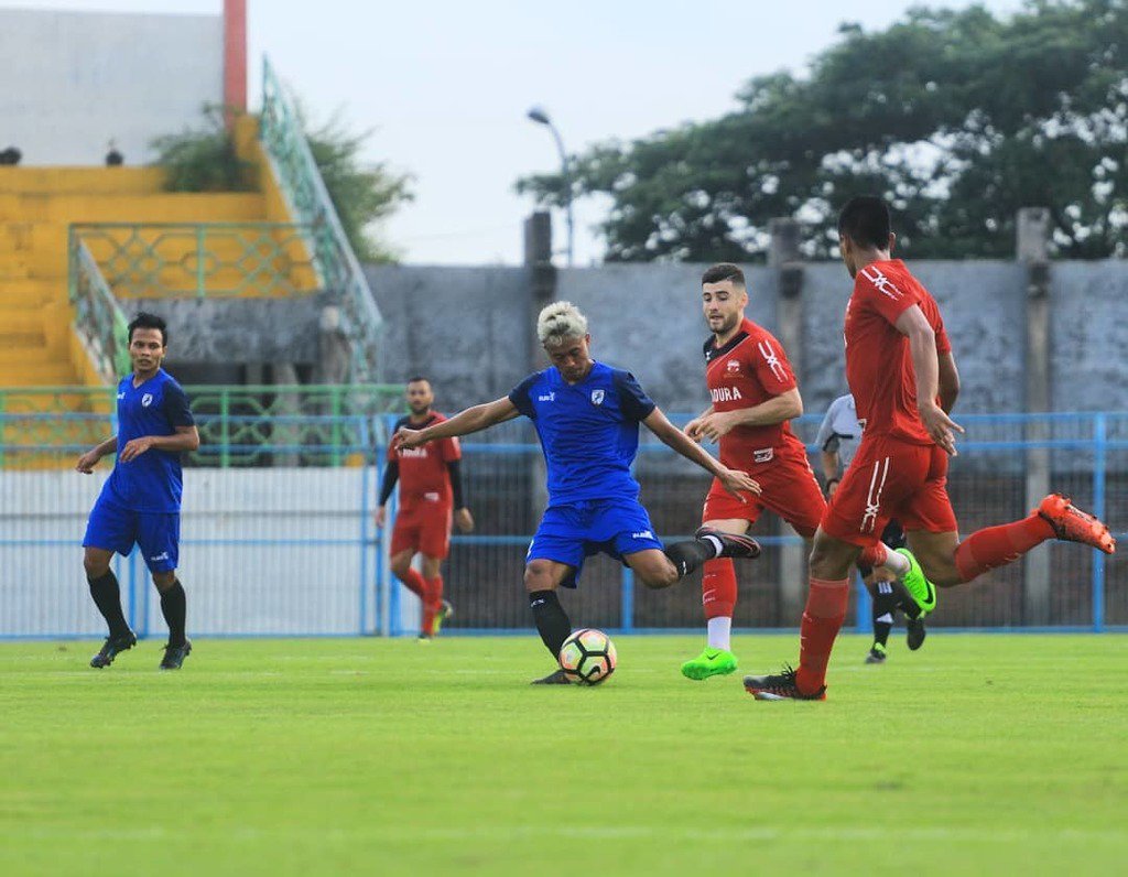 malangunitedfc's tweet photo. Hari Yudho mencoba melepaskan tendangan ke arah  gawang Madura United. #malang #malangunited https://t.co/6mcLfahfWQ