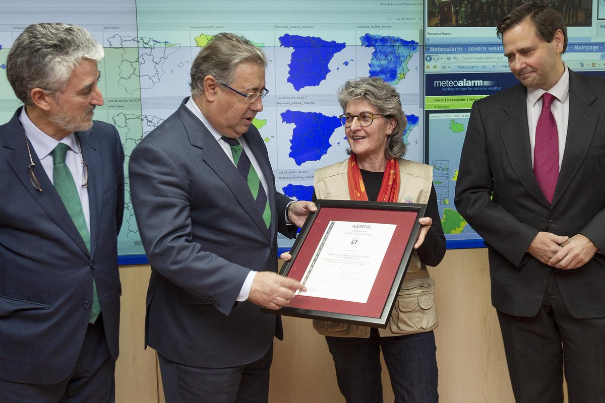 zoidoJI's tweet photo. El Centro Nacional de Seguimiento y Coordinación de Emergencias de #ProtecciónCivil ha logrado el certificado de @AENOR para la gestión de emergencias. Un reconocimiento a la profesionalidad, compromiso y esfuerzo de sus trabajadores. https://t.co/CYpgg9tfDn