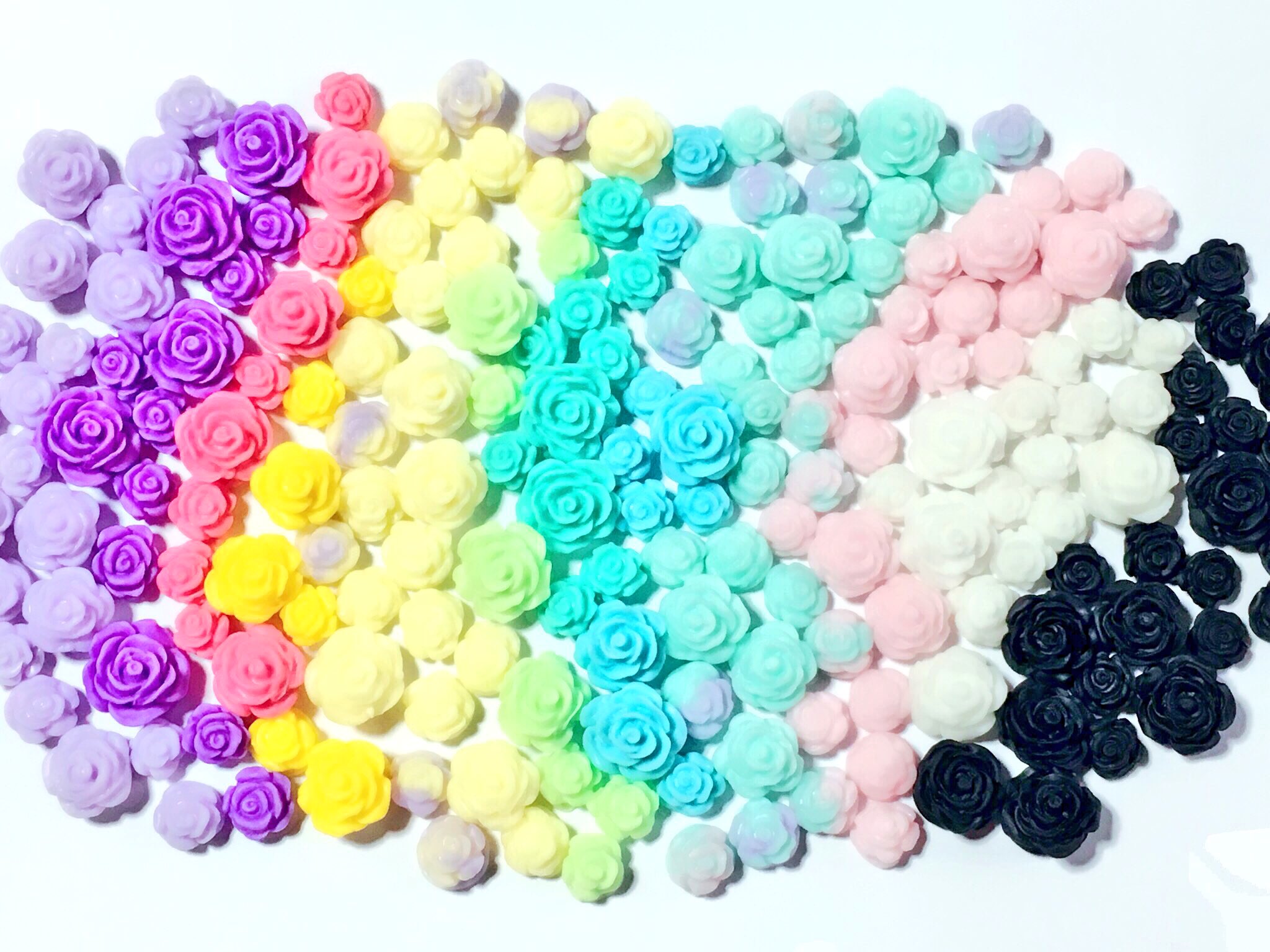 れたやん ミニサイズのバラ大量生産 こちらダイソーのデコ用のバラをセリアのシリコーンモールドで型 取り ダイソーの樹脂粘土で作った百均様々なデコパーツです 手頃にできたし色も綺麗なので大満足 ちなみに12色 ハンドメイド ミニチュア 樹脂