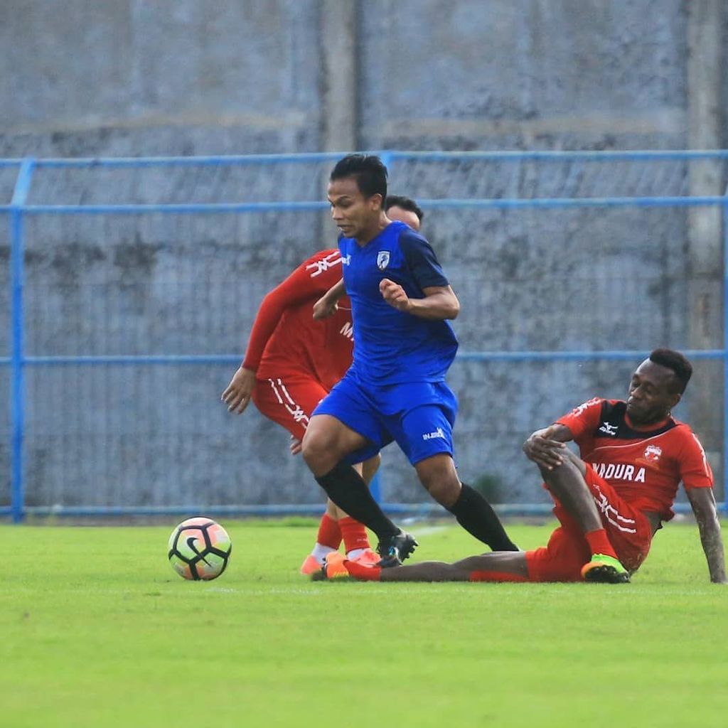 malangunitedfc's tweet photo. Ega Wastita berhasil melewati 2 pemain Madura United. #malangunited #malang https://t.co/j3jgl78jCM