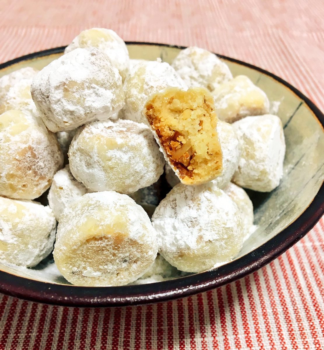 ぼく イラスト料理研究家 フライパンで ザクザクくるみスノーボールのレシピをまとめました ٩ Oo ۶ Oo 2のあとに ラップで巻いた生地を冷蔵庫で30分程休ませると よりおいしく仕上がるよ お試しあれ