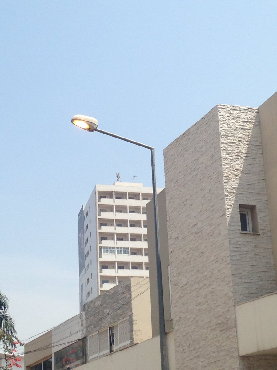 LuatyBeirao's tweet photo. O caudal deve estar excessivamente elevado para justificar o desperdício. Ou danificou-se o temporizador? #maculusso, dias a fio com iluminação pública diurna. https://t.co/p6DYjJeQgx
