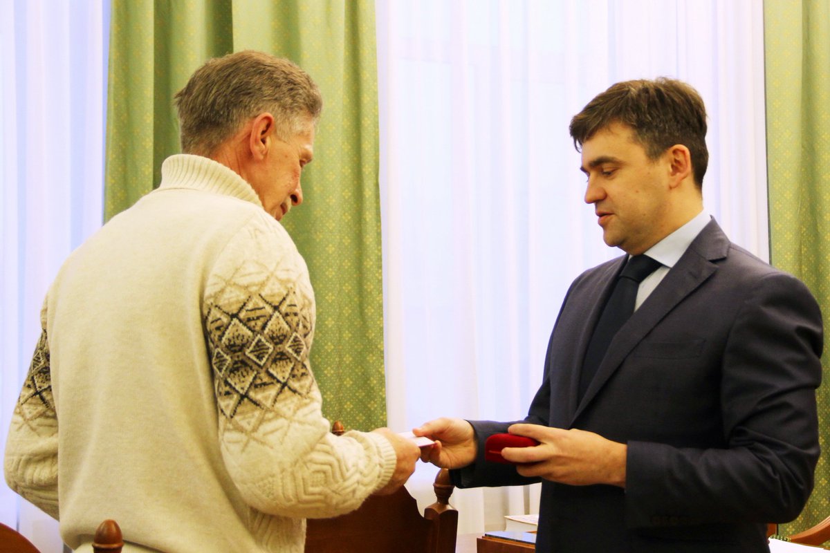 Врио губернатора #Ивановскаяобласть Станислав Воскресенский вручил госнаграду «За заслуги перед Ивановской областью» Владимиру Галочкину, который спас жителей обрушившегося в Юрьевце дома
