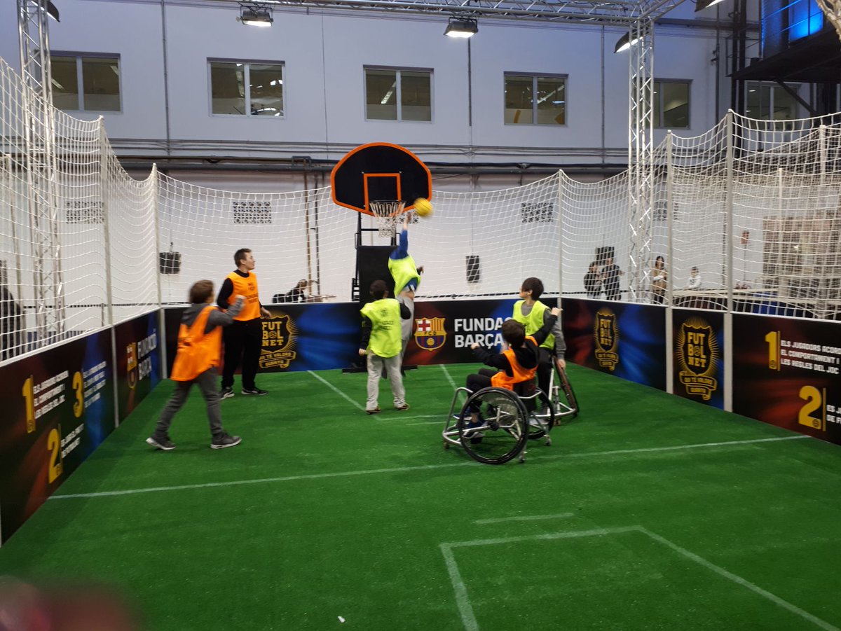 FundacioFCB's tweet photo. Seguim a la @CiutatSomnis fent esport inclusiu i coneixent millor la situacio dels refugiats. Vine i suma’t a #signandpass
Tota la info aquí 👉👉 https://t.co/n5MeOqCNtE https://t.co/3ivGsH5Kvb
