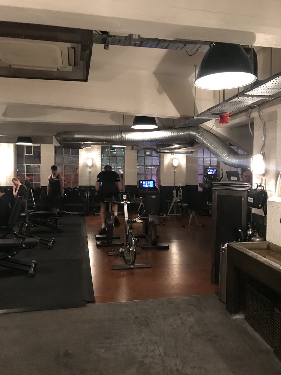juliet_gough's tweet image. Love it when the #gym is half empty #postchristmasworkout #shoreditch 🏋🏼‍♂️