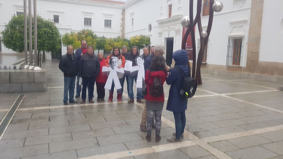 CampaDignidadEx's tweet photo. #SantosInocentes LA INOCENTADA DEL AÑO
@GFVara recorta 45,5 millones en renta básica, mínimos vitales o ayudas al alquiler mientras destina de nuestro dinero público 231.236,64€ en personal para el uso privado de los ex-presidentes Ibarra y Monago https://t.co/2UteRSMi0h https://t.co/Xn8hzd7Sr4