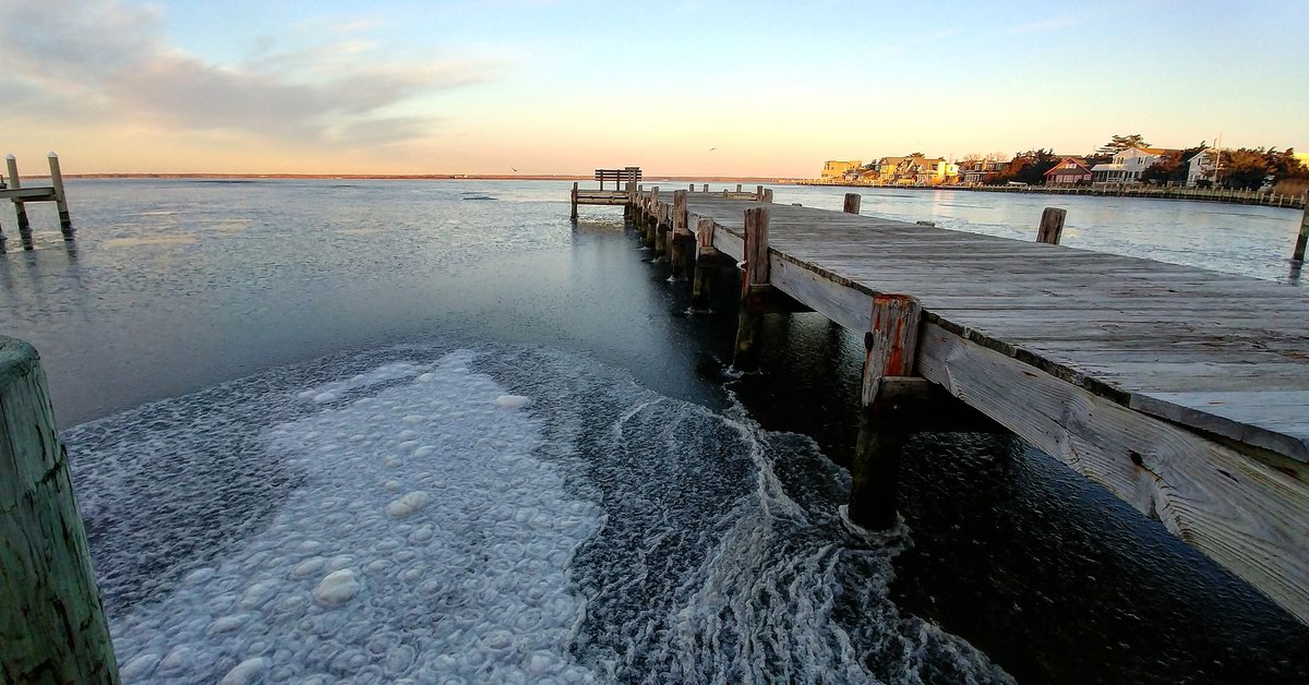 Good morning everyone! As the bay begins to freeze, we remind EVERYONE to STAY OFF THE ICE. The ice is never as thick as you think it is and you can easily fall through. #thankyou #lbi <a href="/JSHurricaneNews/">JSHN</a> <a href="/TheSandPaperLBI/">The SandPaper</a>