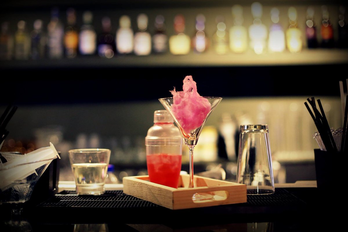SocialOffline's tweet photo. Bring in 2018 with an unlimited serving of all your favourite SOCIAL #Cocktails, #LLIIT, #munchies &amp; #sangria. 

Get your Early Bird tickets now for #NYE @ Social on https://t.co/k4dMXr7DlD , and get 20% cashback!

https://t.co/r6G6NA9LDd https://t.co/HexYZytvlW