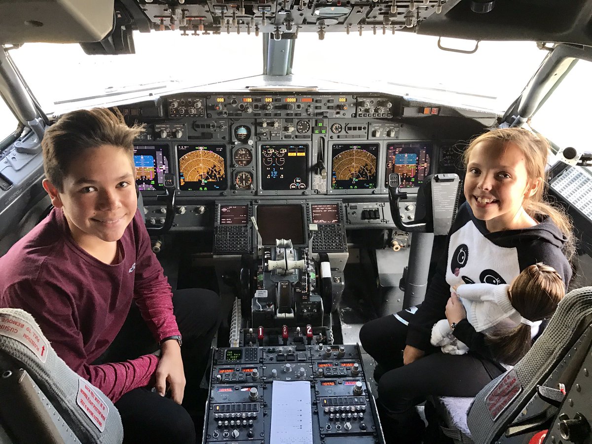 jcoates1999's tweet photo. It was a great flight! Thanks @SouthwestAir for the pic in the cockpit. #KidsFirstFlight #WinterBreak2017 https://t.co/rXc1DL3Pi0