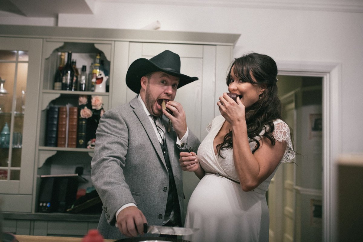 JBWEDDINGPH0T0's tweet photo. "Cake time! " 📷 🌠🌲
⠀
 #heproposed #engaged2017 #proposal #london #hitched #bride2be #lovewed2b #bride  #groom #engaged2017 #weddingdress #weddingphotography #Wedding #bride #bestman #julybride #augustbride  #weddingplanner #love #londonwedding https://t.co/gyS5XN5lUI