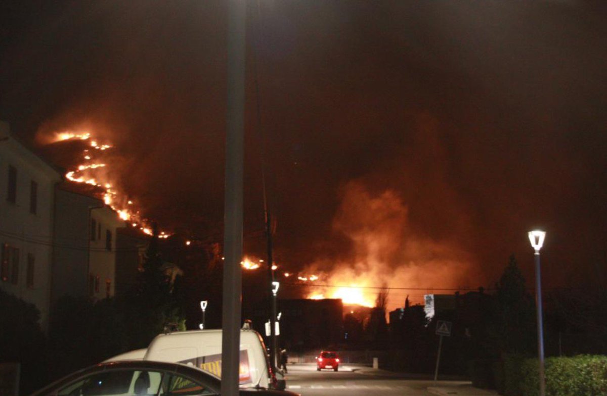 El foc una altra vegada a les portes
#IFSiller
En perill cases i urbanitzacions del port de #Pollença
A la fi de desembre #Mallorca sofreix l'incendi forestal mes extens de 2017
Ens prendrem de debò l'autoprotecció i les mesures de prevenció?
@ajpollenca
@CMAAPIB
<a href="/diariomallorca/">Diario de Mallorca</a>