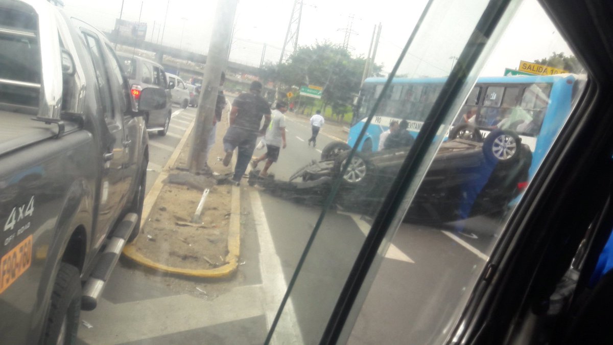 DebiaFabian's tweet photo. Accidente en la Panamericana Sur a unos metros del puente Atocongo https://t.co/FxJsqlbG8d