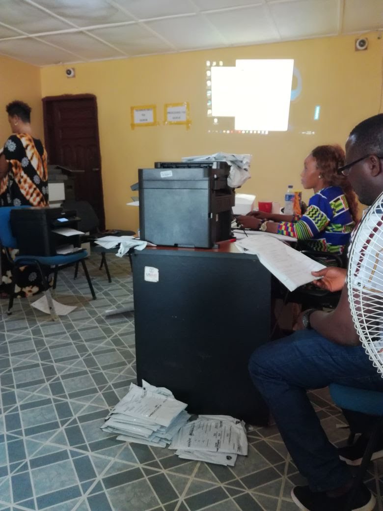EUEOMLiberia's tweet photo. Work in tally centers in #Liberia is ongoing. Our #EUEOM #election observers are still all over Liberia and observe the #tally process in all tally centers. https://t.co/gjR1ZAEr7l