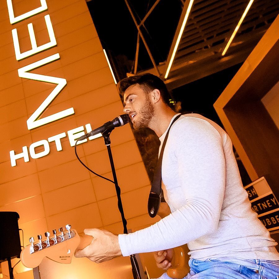 Start the weekend off with 2-4-1s from 5-7pm and acoustic classics from <a href="/JoshMcCartney17/">Josh McCartney</a> on the terrace every Thursday 🎸🍻 #qwertydxb