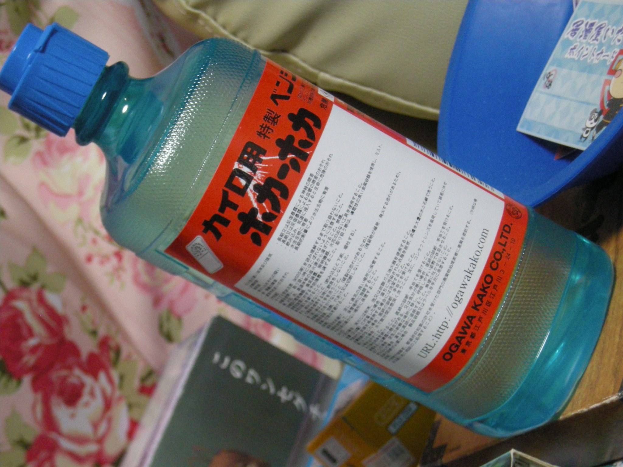 みは カイロ用特製ベンジン ホカーホカ 小川加工 数あるカイロ用ベンジンで唯一の四角い容器 ネット上の写真で見られる同製品は赤いフタだけども 今回入手したのは青だった 仕様変更かな