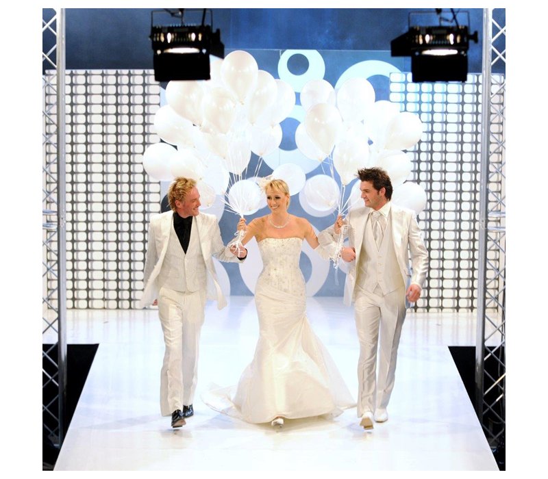 Bruidsmode shows meer dan 100 #trouwjurken en #trouwpakken op de catwalk. Koop snel jouw 2=1 duoticket met 50% #korting: ht.ly/bRk330hsVIq